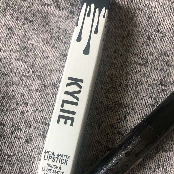Kylie Cosmetics Kymajesty Liquid Lipstick - Picture 3 of 5